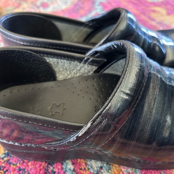 🔥Dansko | Women’s Black/Silver/Midnight Blue Ethereal Striped Leather Clogs sz 8 - Picture 2 of 12